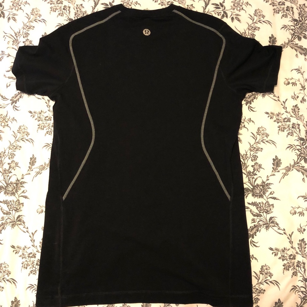 Men’s Lululemon short sleeved t-shirt